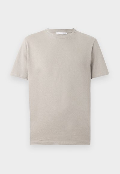 Μπεζ κοντομάνικο μπλουζάκι με στρογγυλή λαιμόκοψη, απλό σχέδιο και ετικέτα "Tiger of Sweden" στο εσωτερικό του γιακά.