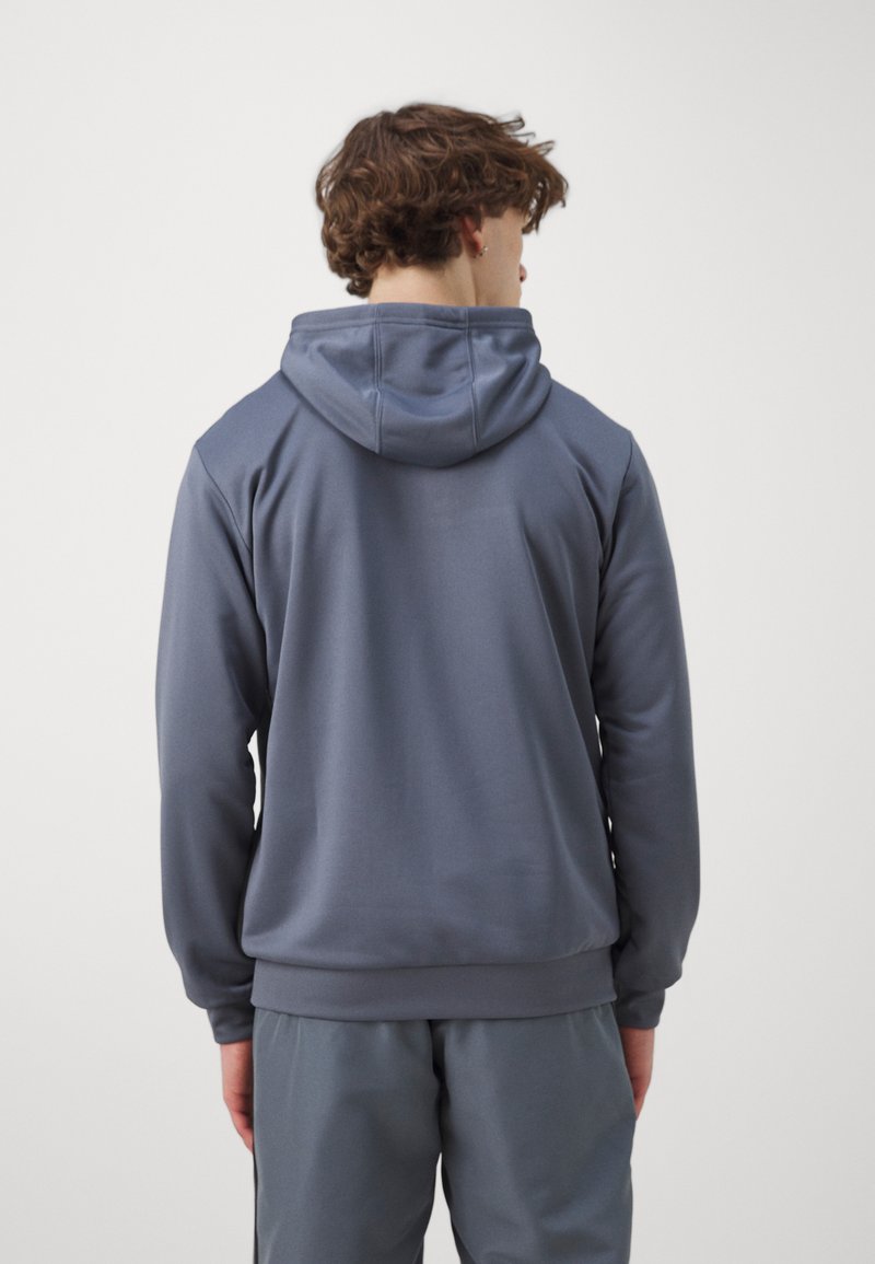 Grauer Hoodie mit einer Kordelzugkapuze, weichem Material und gerippten Bündchen. Das Design zeigt eine schlanke Silhouette und eine Rückansicht.