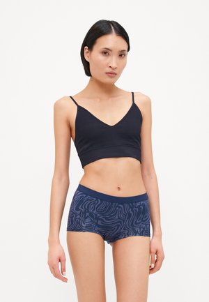 Marineblaues Baumwoll-Bralette mit V-Ausschnitt und dünnen Trägern, kombiniert mit passenden marineblauen Shorts mit wellenförmigem Muster und elastischem Bund.