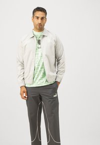 Puma AC MILAN  STATEMENT TRACK PANTS - Fanartikel - strong gray/fresh mint