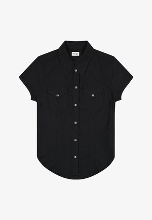 Črna srajca s kratkimi rokavi in zaponkami, s koničastim ovratnikom in dvema žepoma na prsih, vsak z zapenjanjem na srebrni pritrdilni gumb.