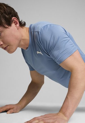 Puma TRAIN BLASTER TEE niebieski