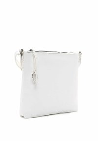 Bílá obdélníková kabelka přes rameno se stříbrným kováním, zapínáním na zip a nastavitelným popruhem, stojící vzpřímeně na bílém pozadí.