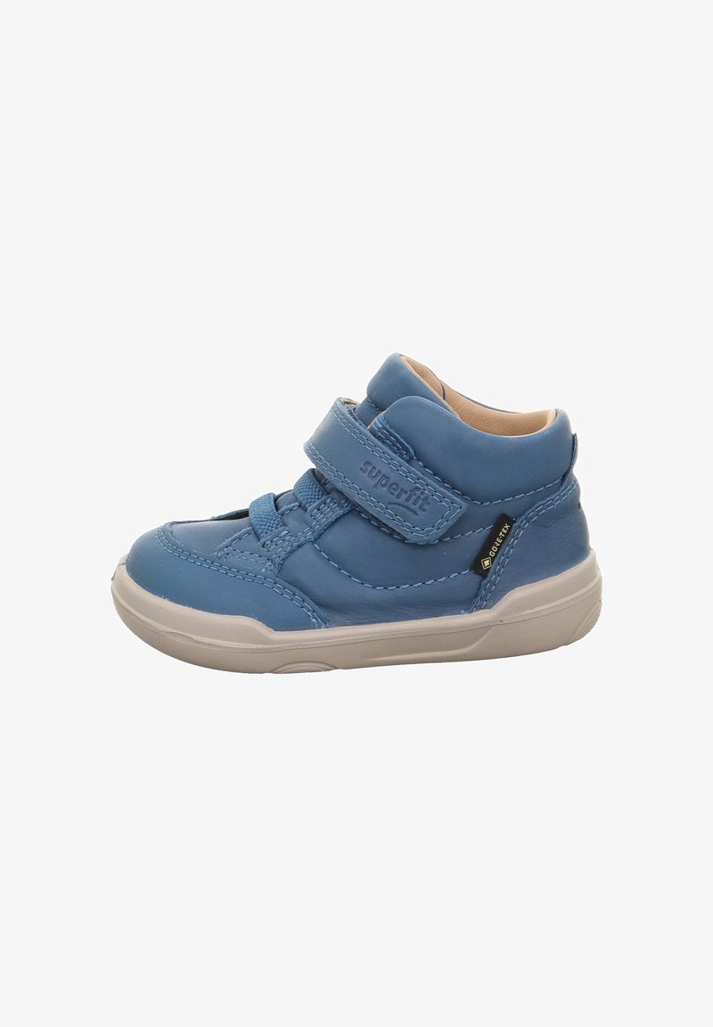 Sneaker blu in pelle alta con cinturino in Velcro, punta rinforzata, interno imbottito e suola in gomma per presa e supporto.
