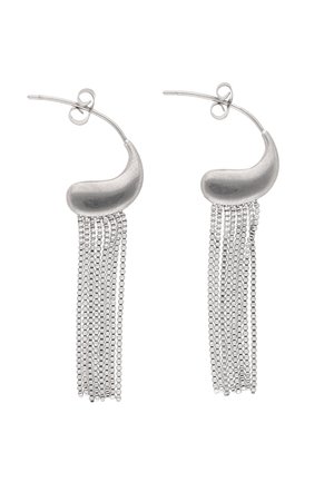 Srebrne kolczyki koła z gładko zakrzywionymi górnymi częściami i wieloma cienkimi łańcuszkowymi frędzlami zwisającymi pod każdą z nich.