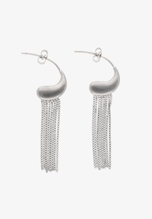 Zilveren oorringen met gladde, gebogen bovenkanten en meerdere fijne kettinkjes die onder elk stuk hangen als kwastjes.