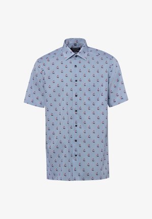 Camicia azzurra a maniche corte con sottili righe verticali e piccoli motivi di barche a vela rosse e blu navy, chiusura con bottoni sul davanti e colletto appuntito.