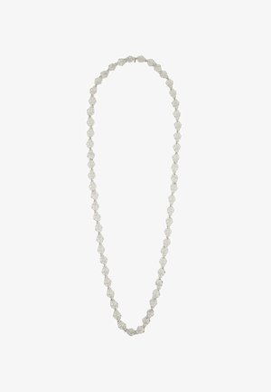 Zilveren halsketting met gelijkmatig geplaatste, diamantvormige, gestructureerde schakels die een doorlopende ketting vormen tegen een witte achtergrond.