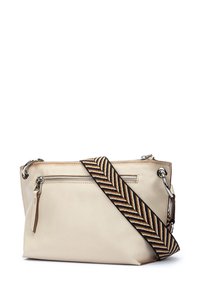 Beige læder håndtaske med en struktureret overflade, der har en lynlåslukket frontlomme og et mønstret justerbart rem i brunt, gult og sort.