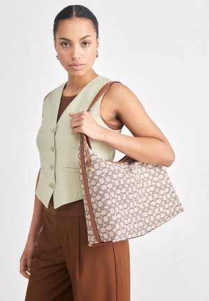 Bolso de hombro de patrón marrón y crema con adornos de cuero marrón, que cuenta con un diseño espacioso y una sola correa para el hombro.