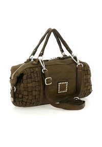 Borsa a mano in pelle marrone con texture intrecciata, chiusura con zip, due manici superiori e tracolla rimovibile; decorata con borchie e dettagli quadrati in metallo.