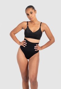 Soutien-gorge noir à finition lisse avec bretelles réglables, associé à une culotte noire taille haute. Les deux vêtements présentent un design sans coutures.