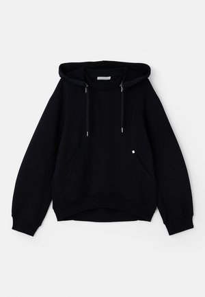 Sort hætte sweatshirt med en frontlomme, ribbet kant og lange ærmer. Har snoretræk med metalliske ender. Fremstillet af blødt stof.