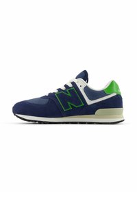 Sneaker da uomo blu navy con lacci bianchi, logo e dettaglio del tallone verde, suola beige, esposto di lato su sfondo bianco.