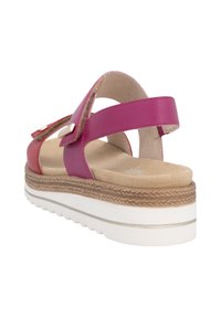 Sandales à plateforme rose et rouge avec deux brides ajustables, semelle intérieure en suède doux et semelle extérieure en caoutchouc texturé. Accents en métal doré.