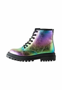 Bottes chelsea à lacets en cuir synthétique irisé avec une semelle en caoutchouc noire, surface texturée et lacets noirs contrastants.