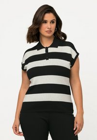 Polo shirt a righe bianche e nere con un design a maglia testurizzata, maniche corte e colletto con tre bottoni.