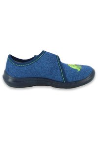 Chaussure slip-on en tissu bleu avec des coutures vertes et un motif texturé, dotée d'une semelle en caoutchouc et d'un design décoratif sur le dessus.