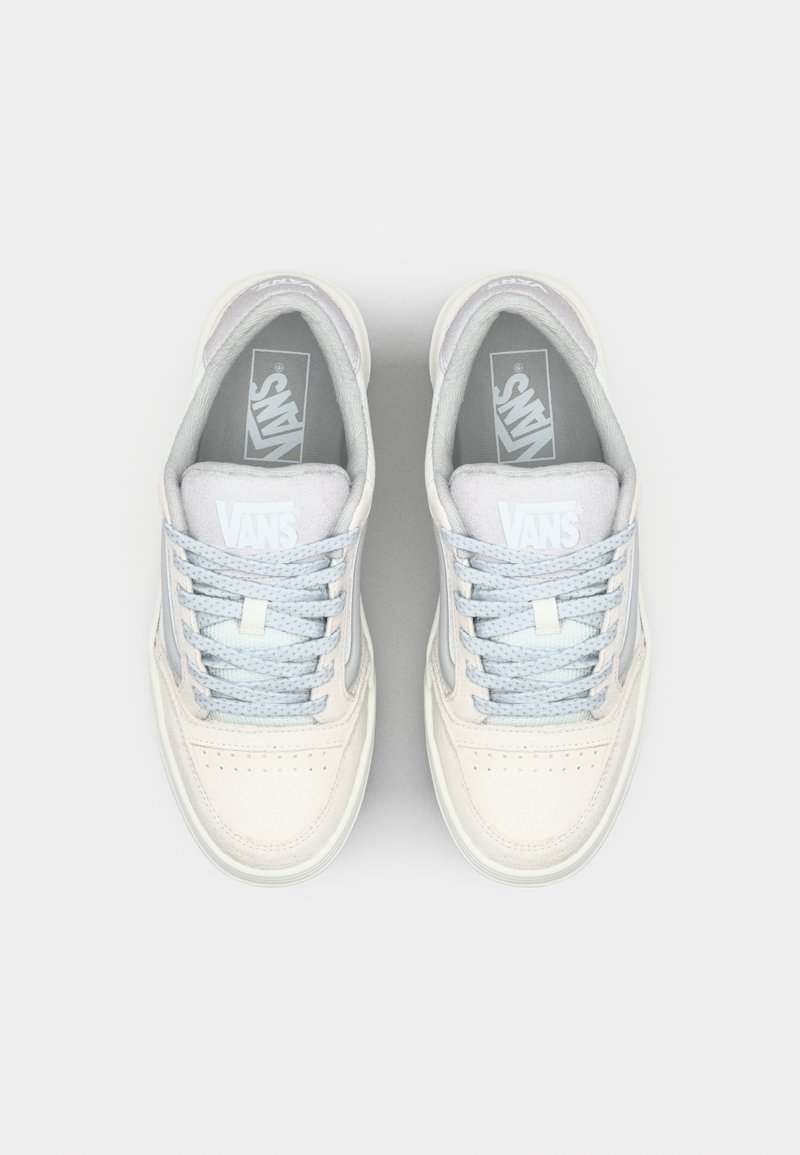 Baskets Vans en blanc doux et bleu clair. Caractéristiques : tige en daim texturé, bout perforé, lacets plats, et semelles intérieures rembourrées. Design classique.