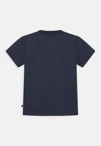 Námořnická modrá tričko s krátkým rukávem a kulatým výstřihem, vyrobené z měkkého materiálu. Obsahuje malou značkovou cedulku na dolní levé straně.