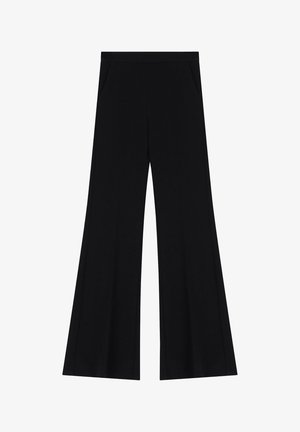 Pantaloni neri a gamba larga realizzati in un tessuto morbido, con una vita piatta e tasche laterali, caratterizzati da una superficie liscia e senza motivi visibili.