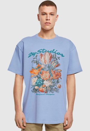 Lyseblå bomuld t-shirt med et blomstermotiv i livlige farver og tekst. Oversized pasform med kortærmer og rund hals.
