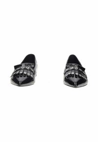 Scarpe in vernice nera con punta affusolata, caratterizzate da un design in frange stratificate, dettagli in metallo argentato e tacco basso.