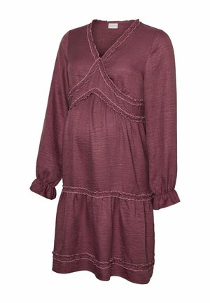 Vestido color vino hecho de tela texturizada, con mangas largas, acentos con volantes en el escote y el dobladillo, y un diseño de falda acampanada.