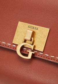 Guess STEPHI HANDLE FLAP - Sac à main - braun