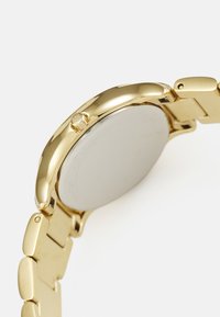 Goldfarbener Metall-Uhren mit rundem Gehäuse, glattem Lünette und verlinktem Armband. Beinhaltet eine Krone zur Einstellung. Minimalistisches Rückendesign.