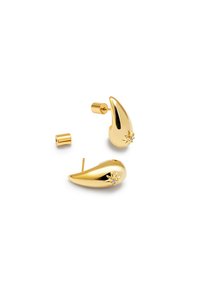 Pendientes en forma de lágrima en tono dorado, con un acento en forma de estrella que incluye una piedra clara. Acabado liso con una textura pulida.