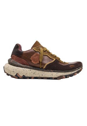 Zapatilla marrón y beige con piel texturizada y paneles de ante, cordones amarillos y una suela gruesa moteada con un patrón de dibujo de camuflaje.