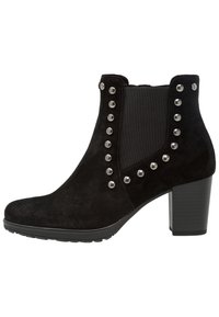Czarne zamszowe botki za kostkę na słupku, ze srebrnymi ćwiekami wzdłuż elastycznej bocznej paneli i teksturowaną podeszwą dla lepszej przyczepności.