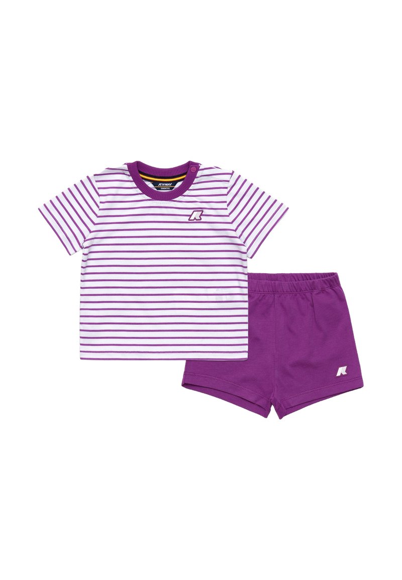 Camicia a maniche corte a righe viola con colletto tondo e logo, abbinata a pantaloni corti viola uni. Entrambi sono realizzati in tessuto morbido.