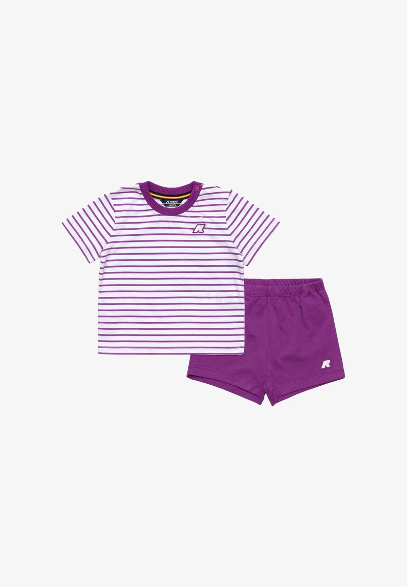 Camicia a maniche corte a righe viola con colletto tondo e logo, abbinata a pantaloni corti viola uni. Entrambi sono realizzati in tessuto morbido.