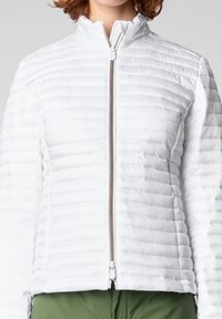 Giacca puffa bianca con texture trapuntata, zip frontale e colletto alto. Il materiale sembra liscio e leggero, adatto per essere indossato a strati.