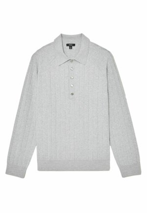 Svijetlosivi pamučni pulover s dugim rukavima i pletenim polo ovratnikom s rebrastom teksturom, četiri metalna dugmeta i klasični ovratnik.
