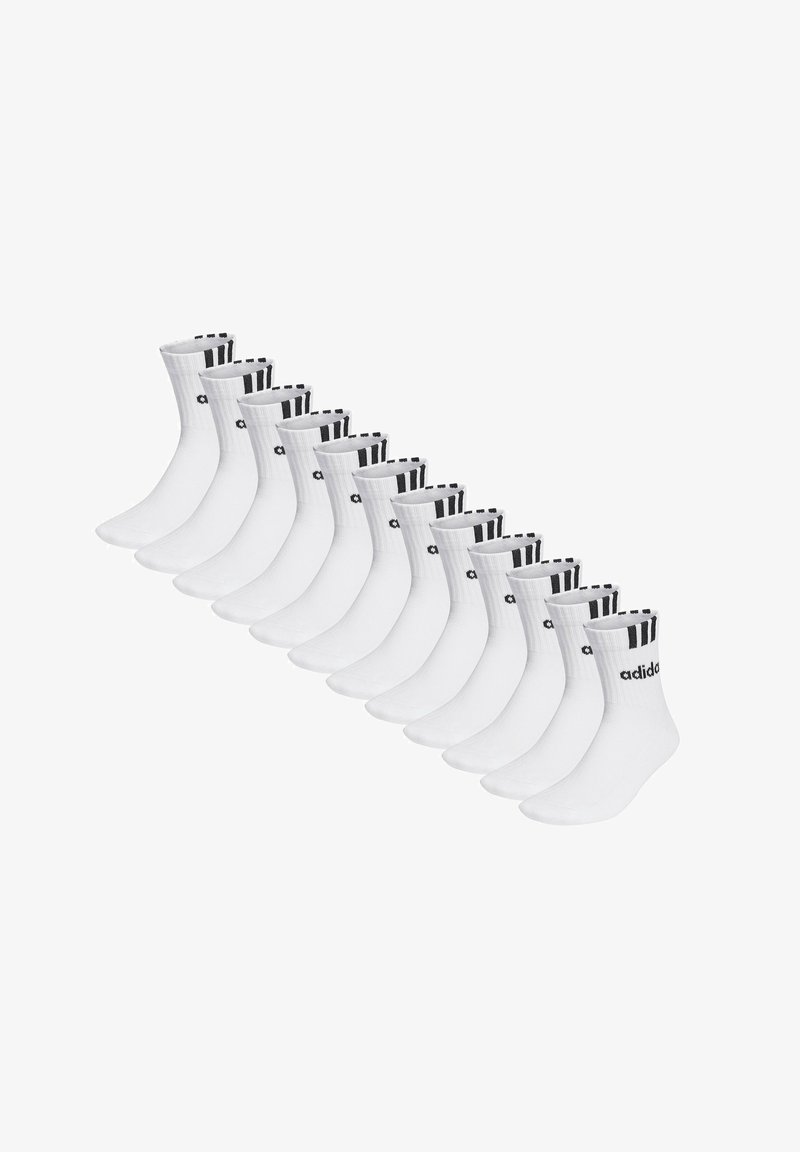Tolv par vita ankelsockor med svart Adidas-logotyp och tre svarta ränder vid mudden, arrangerade i en diagonallinje.