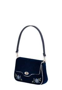 Marint sammetsskulderväska med silverdetaljer, blommönsterbroderi på framsidan, vågformig vit dekoration och ett justerbart bärhandtag.