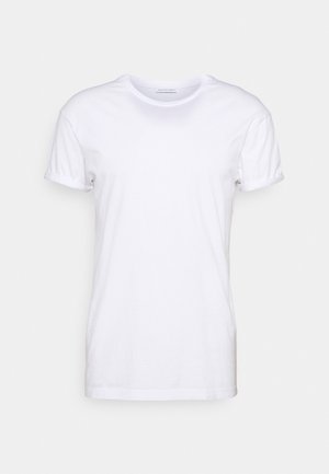 Effen wit katoenen T-shirt met korte mouwen, ronde hals en opgerolde manchetten, gepresenteerd tegen een neutrale achtergrond.