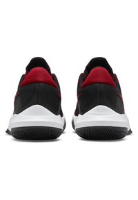 Czarno-czerwone buty sportowe z teksturowaną cholewką, wyściełanym kołnierzem i białą podeszwą środkową. Posiadają trwałą gumową podeszwę z wzorem zapewniającym przyczepność.