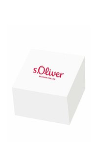 Weißer rechteckiger Kasten mit leicht geneigtem Deckel, auf dem in roter Schrift "s.Oliver FASHION FOR LIFE" deutlich aufgedruckt ist.