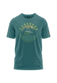 Teal kortarmig t-shirt gemaakt van zachte stof bevat een cirkelvormige graphic met bergen en een beer, gelabeld "Forsberg Workwear & Outdoor."