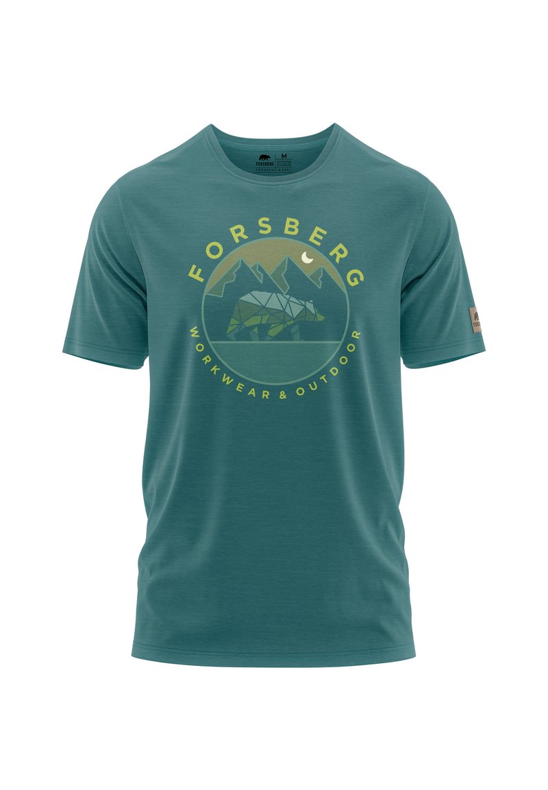Teal kortarmig t-shirt gemaakt van zachte stof bevat een cirkelvormige graphic met bergen en een beer, gelabeld "Forsberg Workwear & Outdoor."