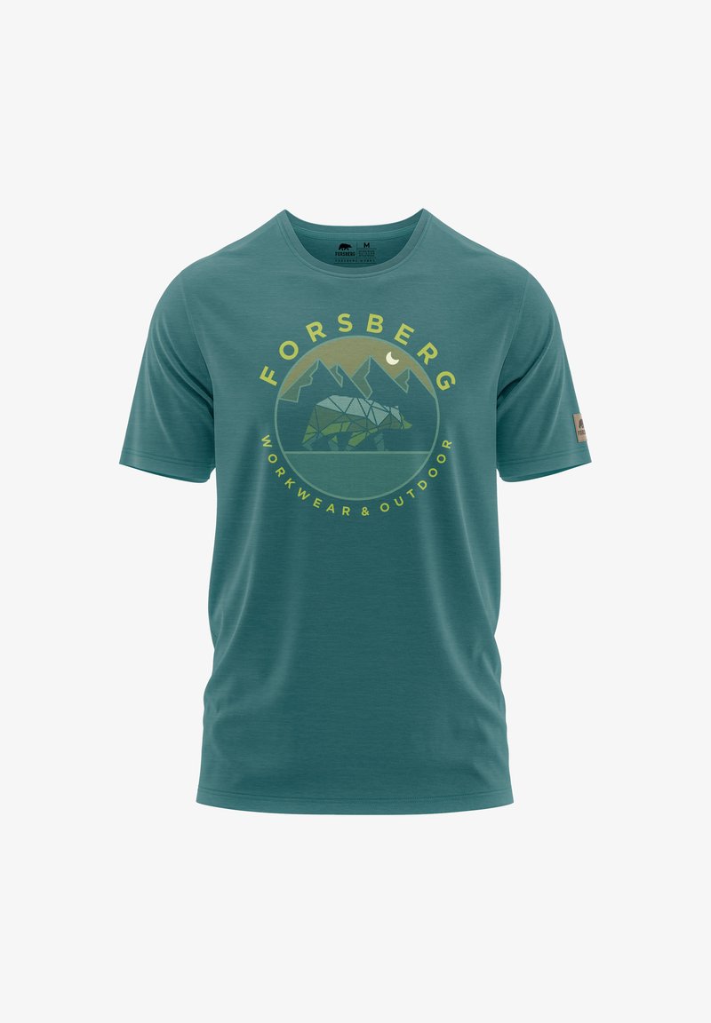 Teal kortarmig t-shirt gemaakt van zachte stof bevat een cirkelvormige graphic met bergen en een beer, gelabeld "Forsberg Workwear & Outdoor."