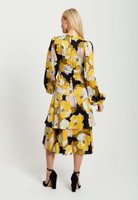 Liquorish EARTH TONE FLORAL PRINT MIDI WRAP WITH FRILL DET - Day dress - black