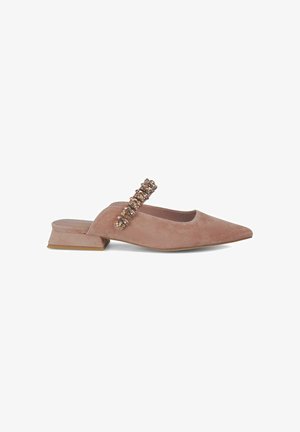 Zapato slingback de ante rosa con punta afilada y un pequeño tacón bloque, que presenta una correa adornada con detalles metálicos y claros.