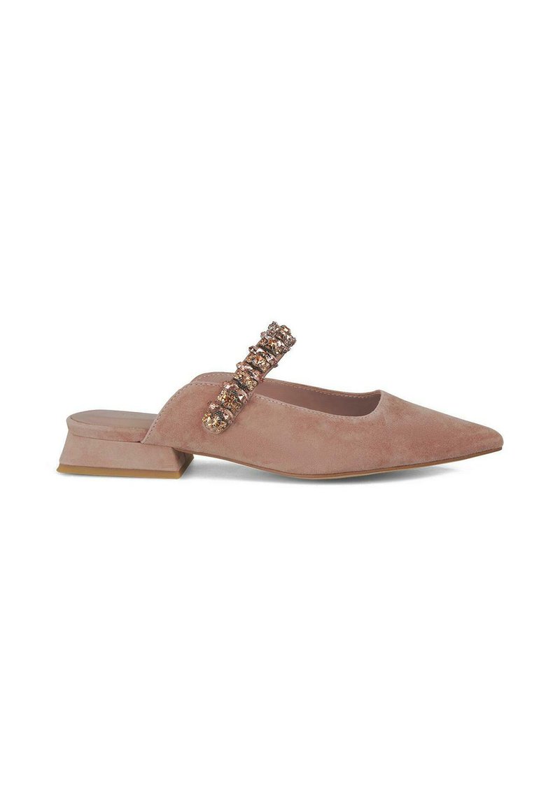 Zapato slingback de ante rosa con punta afilada y un pequeño tacón bloque, que presenta una correa adornada con detalles metálicos y claros.
