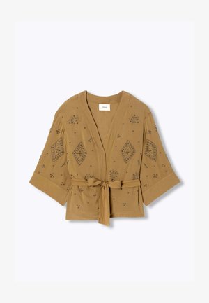 Blouse style kimono marron clair avec larges manches, ceinture à nouer et ornements à clous géométriques sur le devant et les manches.