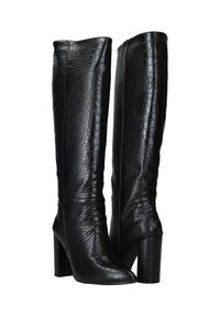 Zwarte kniehoog laarzen met een glanzende krokodillenstructuur, spitse neus en zware blokhak. Slank ontwerp zonder zichtbare hardware.